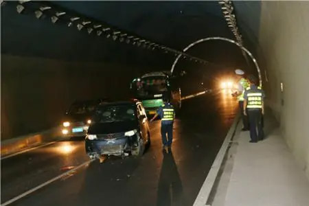 四川高速公路全国24小时拖车热线|流动打气